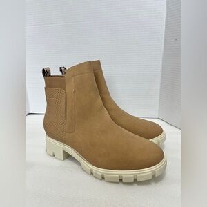 Journee Collection Women’s Tan Faux Leather Lug Sole Ankle Boot Size‎ 9 Tan NEW